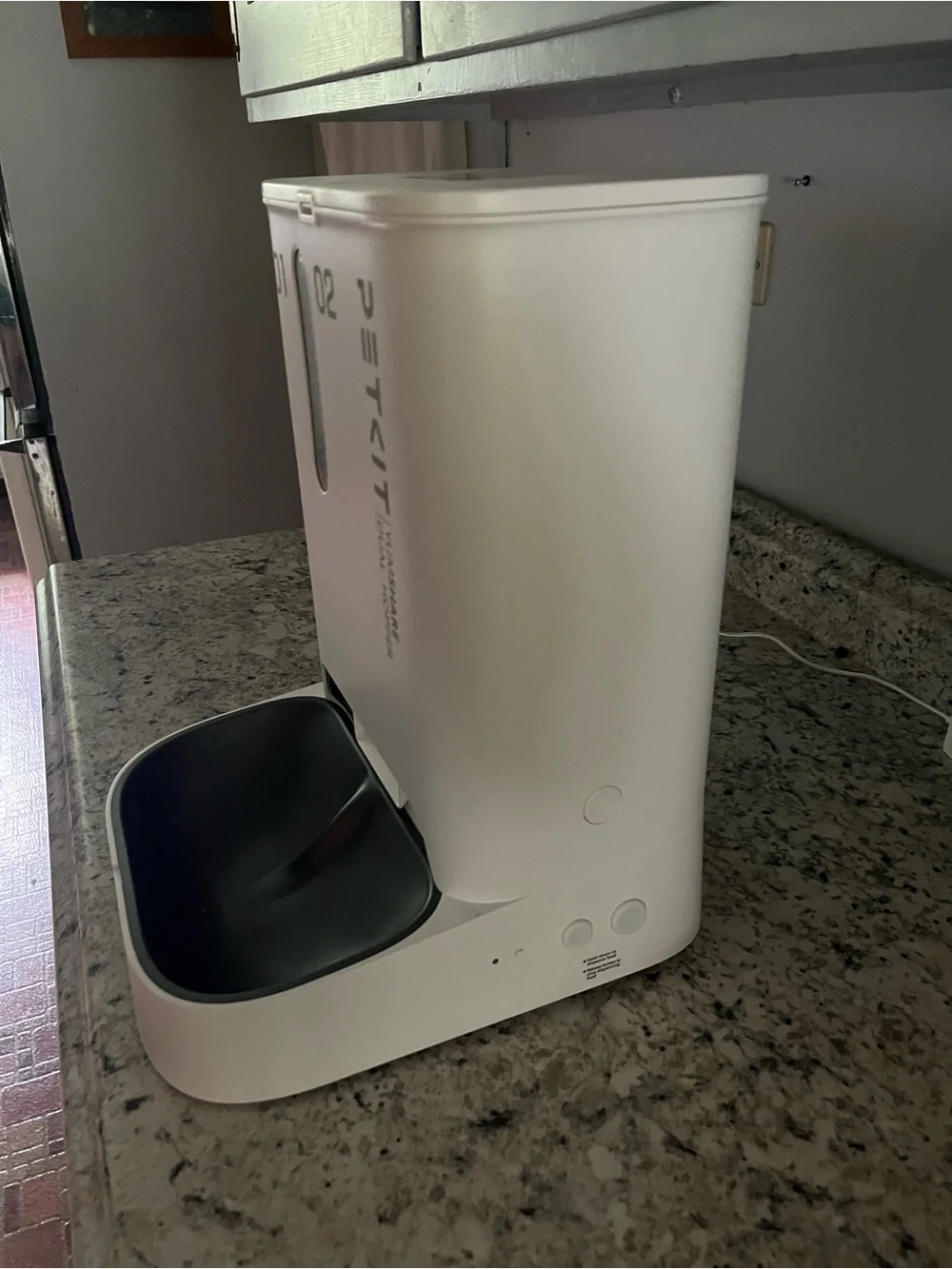 Yumshare Dual-Hopper Automatic Feeder in White & Black